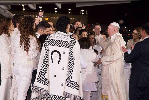 Ruby Escobar estuvo presente en la bienvenida al papa Francisco