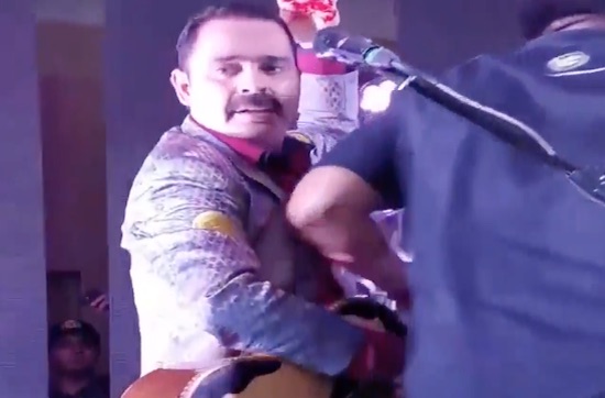 Mario Quintero, vocalista de Tucanes de Tijuana, recibe botellazo en pleno escenario.
