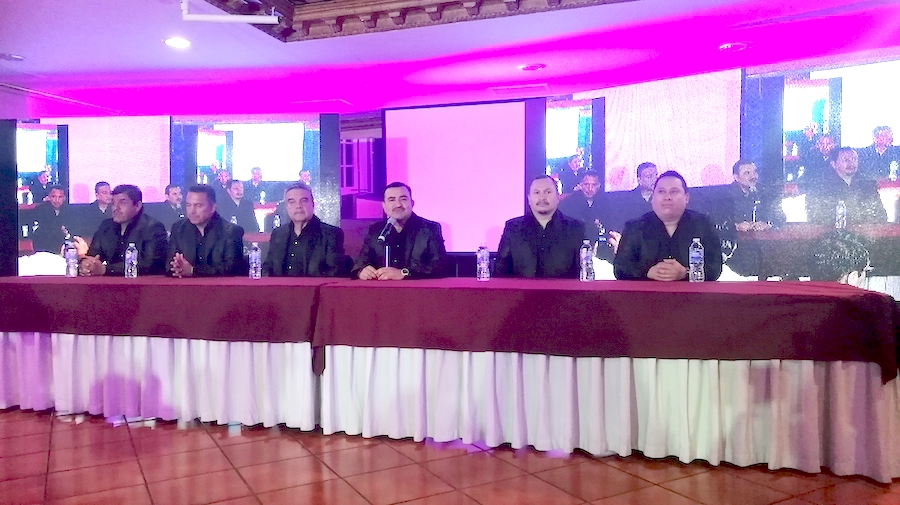 Los integrantes de Conjunto Primavera tienen un “Cariño a medias”