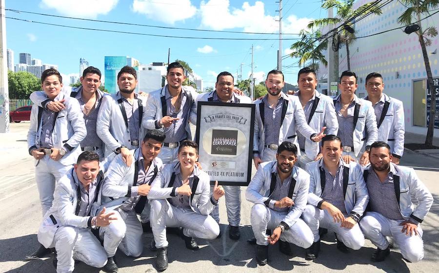 Banda Los Sebastianes recibe el reconocimiento de platino 4X por "A través del vaso"