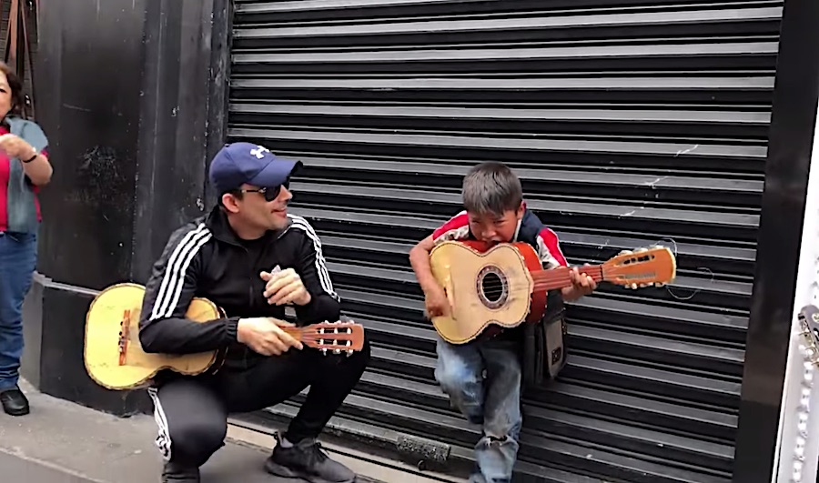 Germán Montero recuerda lo sueños de su niñez en un recorrido por el centro de la CDMX.