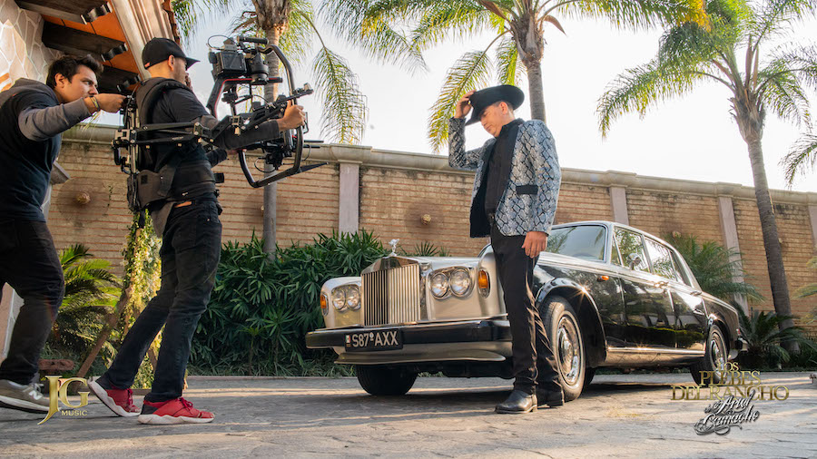 Los Plebes del Rancho presentan su video "El güero colorado"