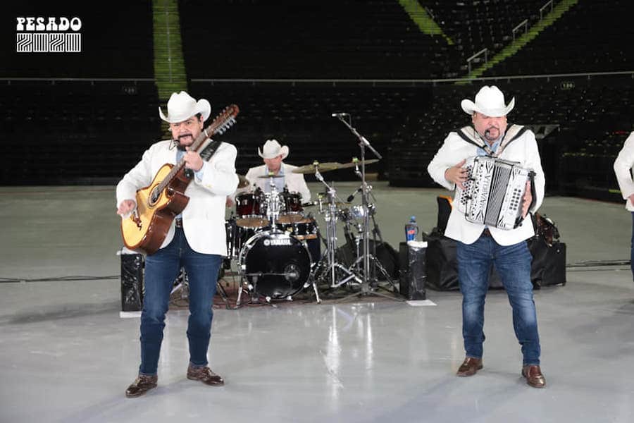 Grupo Pesado participa en campaña que reúne 3000 despensas en concierto.