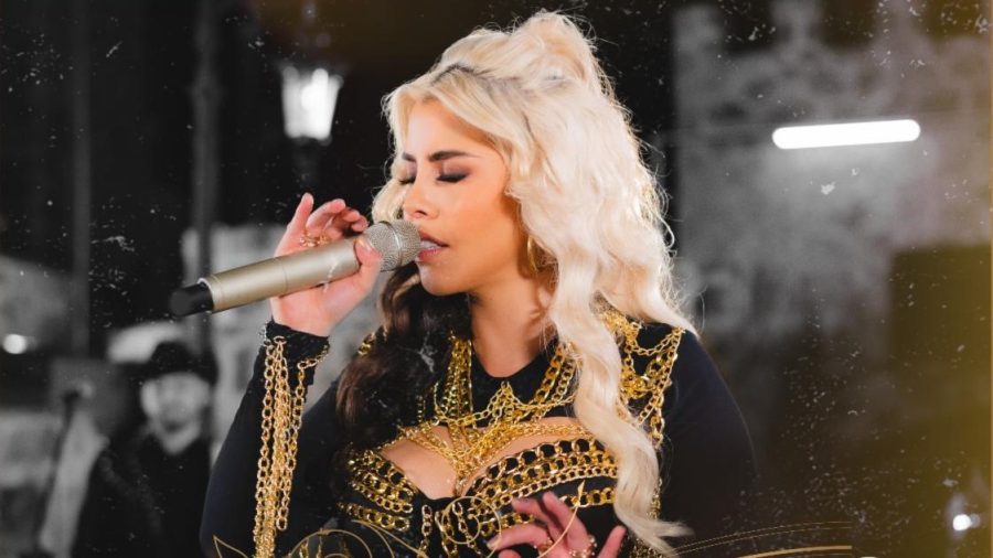 Adriana Ríos cautiva con su versión de "Me cuesta tanto olvidarte"